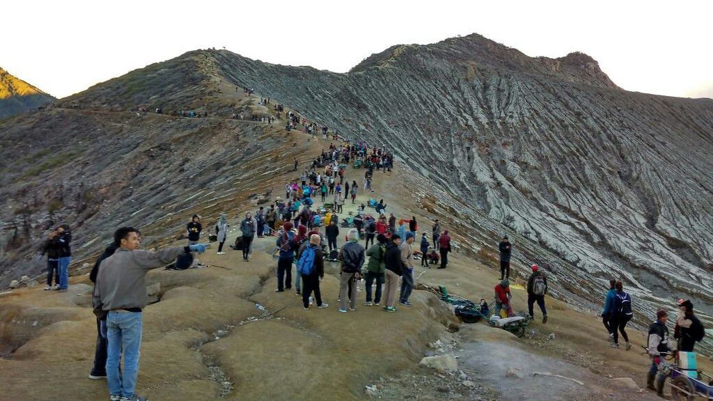 Viral Wanita Asal China Terjatuh ke Jurang Kawah Ijen, Berapa Harga Tiket Masuknya?