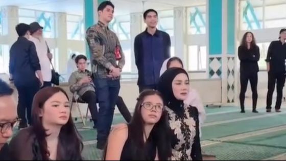 Penampilan Safeea Anak Ahmad Dhani di Acara Pernikahan Anak Andra Ramadhan yang digelar di Masjid Curi Perhatian