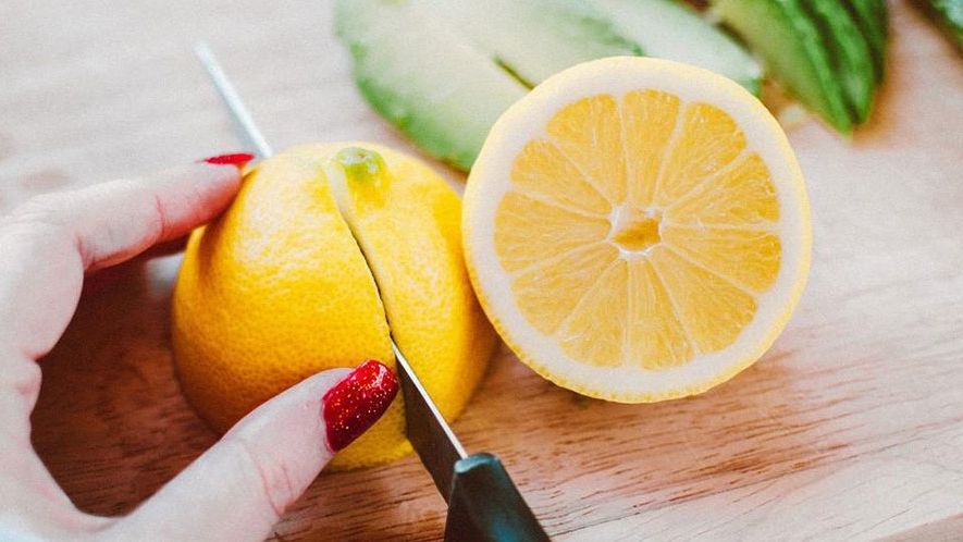 Trik Awetkan Sisa Lemon Biar Tidak Berkeriput, Cuma Pakai 1 Alat