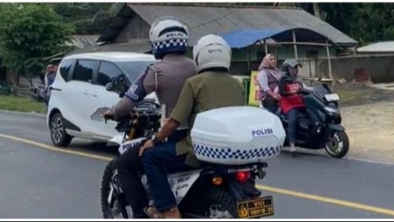 Viral Momen Polisi Bantu Antar Warga yang Motornya Bermasalah ke Rumah Sakit, Aksinya Tuai Pujian