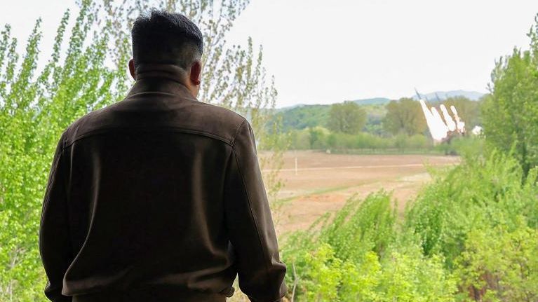 FOTO: Wajah Puas Kim Jong-un Luncurkan 