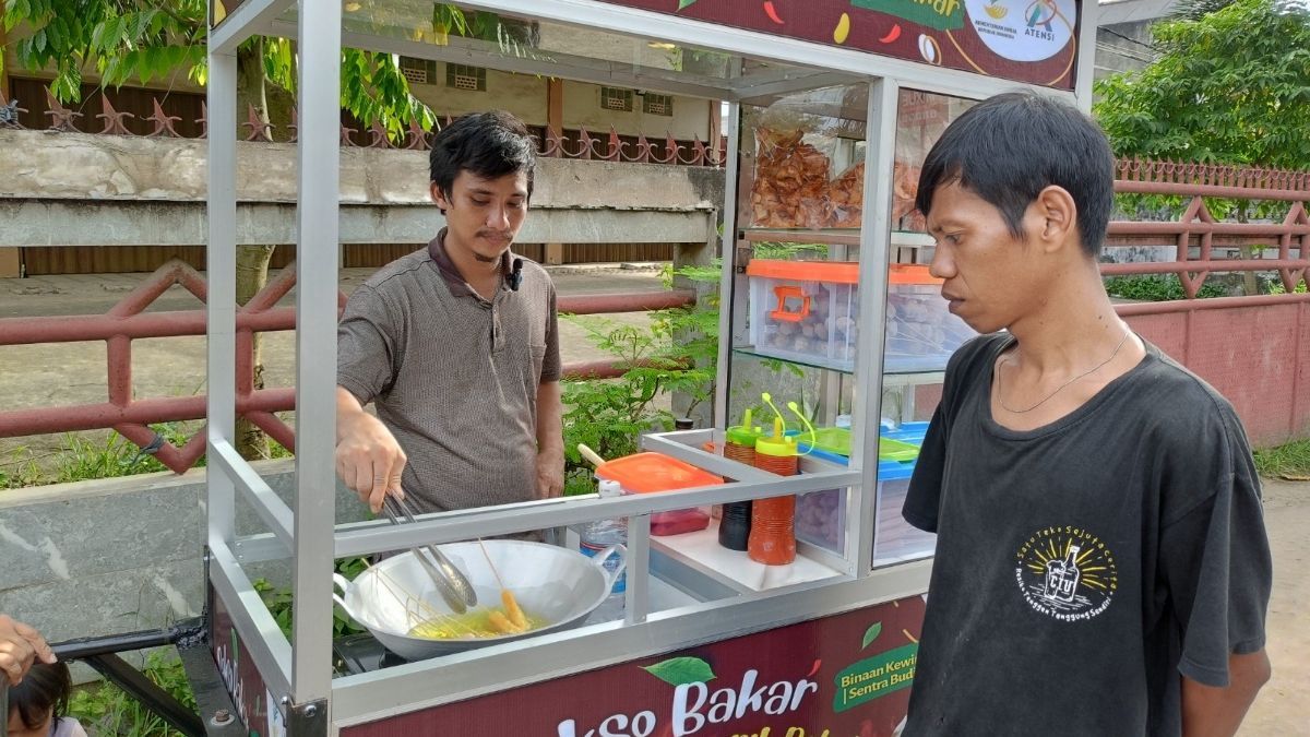 Perjuangan Bocah 11 Tahun di Palembang Hidupi 3 Adik Usia Balita Nyambi Jualan Keripik di Sekolah