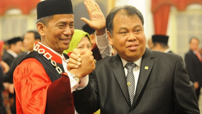 Mengingat Kembali 'Pedasnya' Dissenting Opinion Hakim MK Saldi Isra & Arief Hidayat di Putusan Batas Usia Cawapres