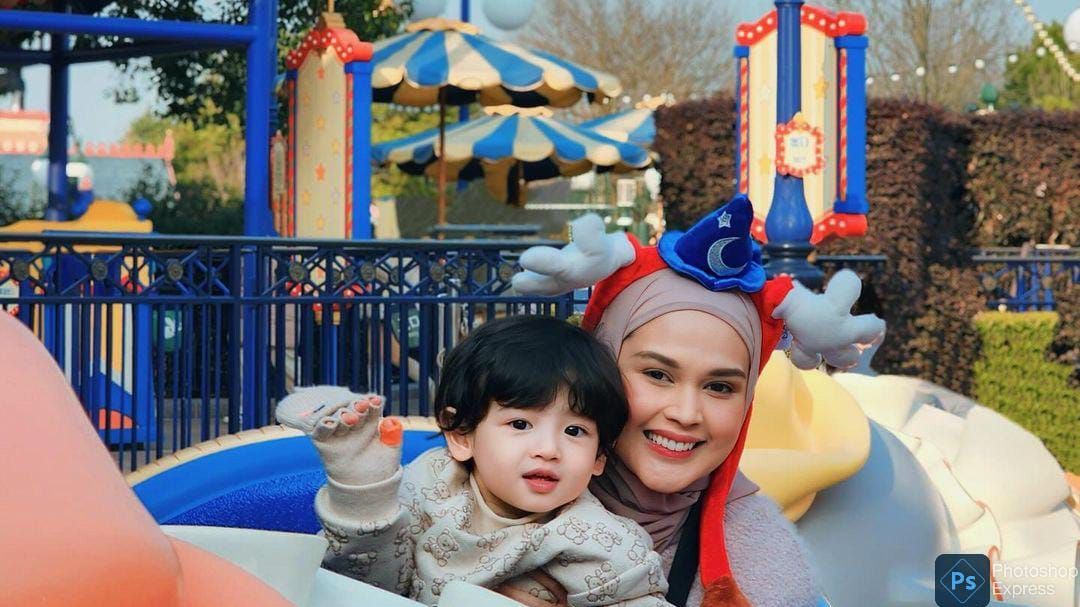 Ganteng dan Menggemaskan, Potret Jourell Kenzie Anak Cut Meyriska dan Roger Danuarta Bagi-bagi Uang