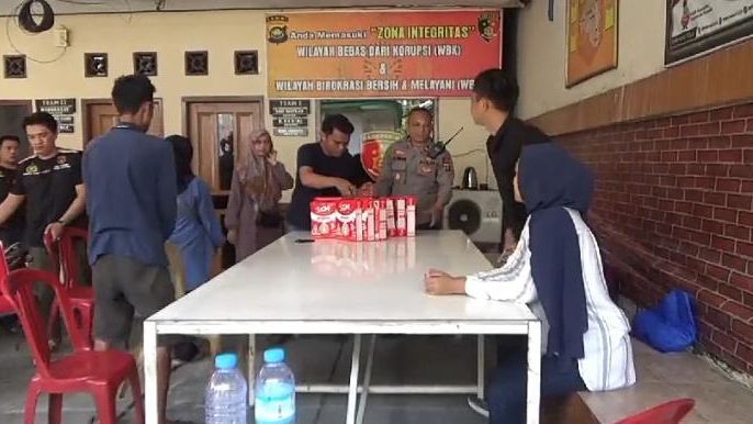 Ayah di Jambi Nekat Curi Susu di Minimarket Demi Buah Hati, Aksi Polisinya Bikin Terenyuh