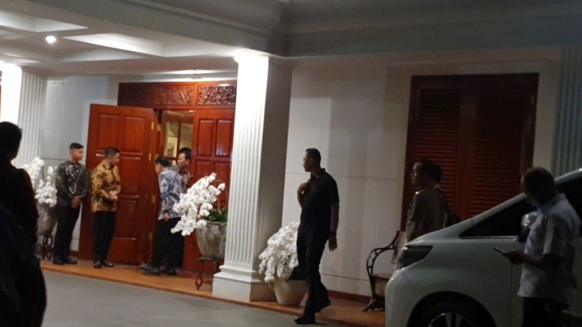 Tinggalkan Rumah Kertanegara, Gibran Cium Tangan Prabowo