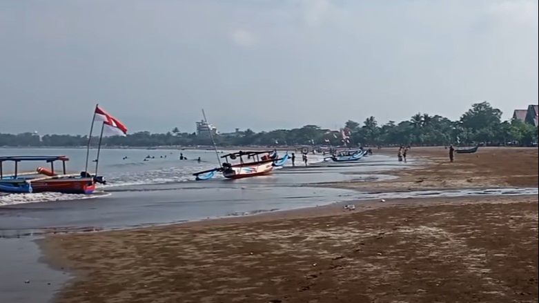 Momen Haru, Ibu Azam Pemuda yang Tenggelam di Laut Pangandaran Ikut Mencari Keliling Laut Bersama TIM SAR