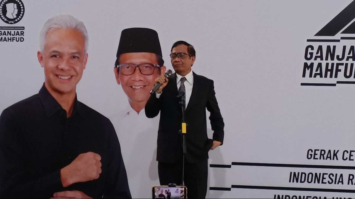 Momen Hangat dan Akrab Hotman Dengan Mahfud MD di Sidang MK