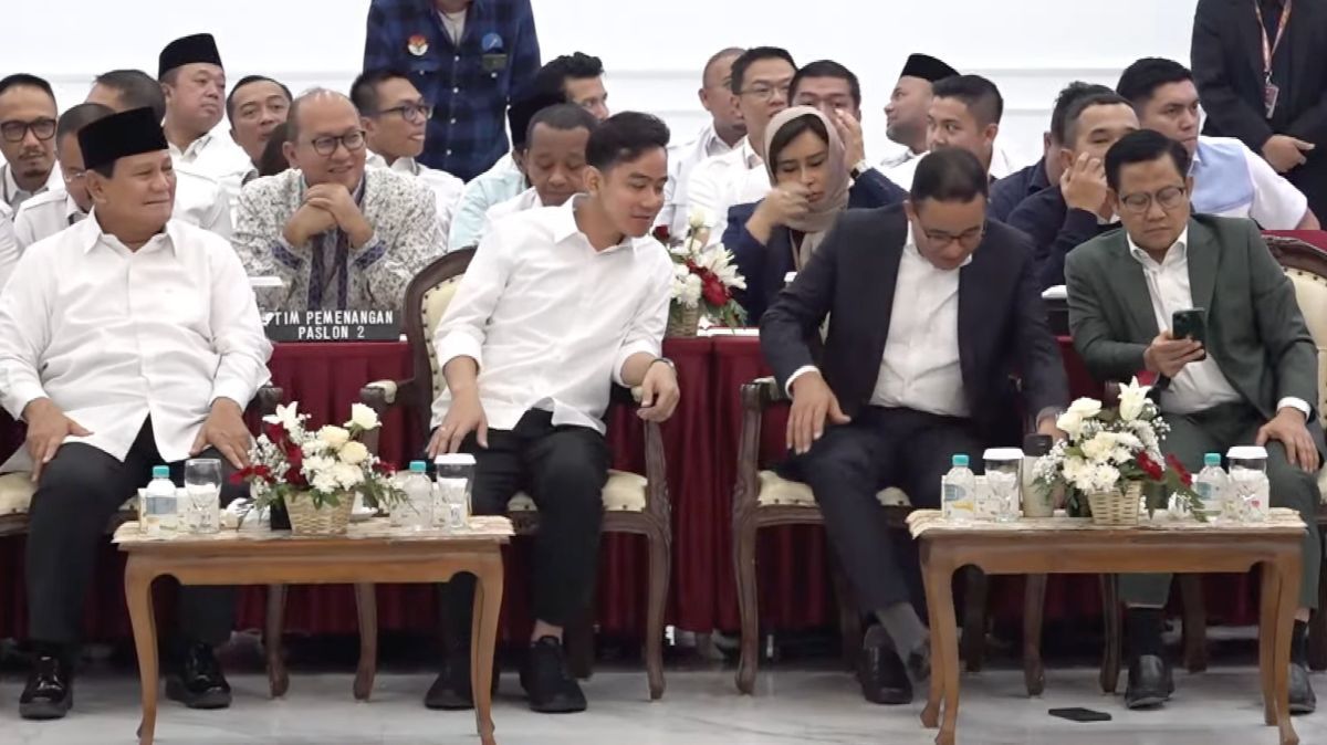 Momen Akrab Anies dengan Gibran di Sidang Pleno KPU, Ngobrol Sampai HP Jatuh