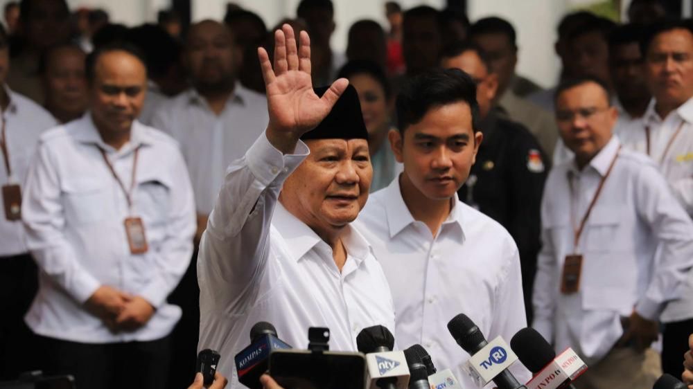 FOTO: Kekompakan Prabowo-Gibran Berkemeja Putih-Putih Turun dari Mobil Mewah Setiba di Gedung KPU