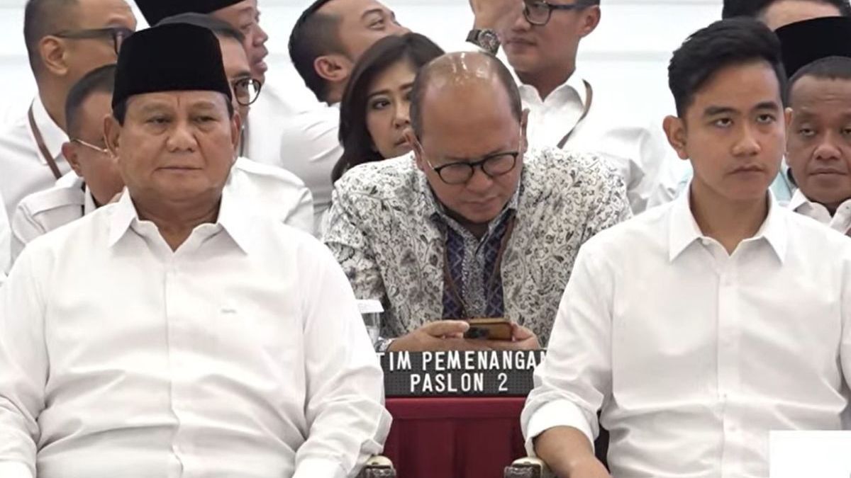 FOTO: Momen Prabowo-Gibran Akrab Bercanda Bareng Anies sampai HP Jatuh, Sikap Cak Imin jadi Sorotan