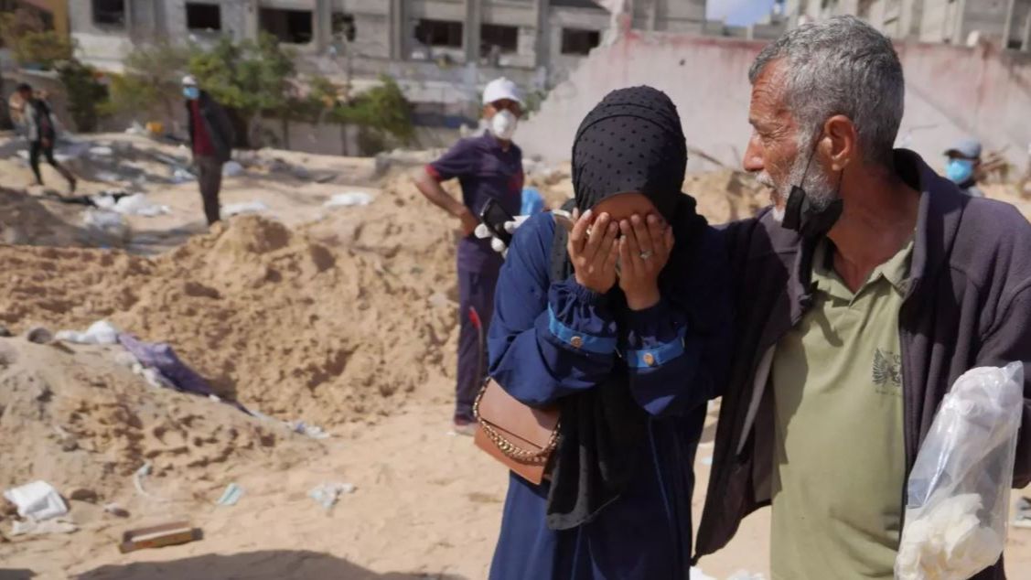 Para Ibu di Gaza Mencari Anaknya di Antara Tumpukan Mayat, Berusaha Mengenalinya dari Baju Sampai Rambut