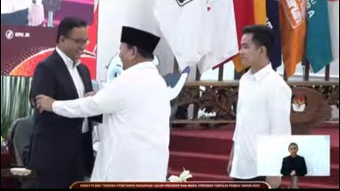 Momen Prabowo Genggam Erat Tangan Anies, Dibalas Senyuman