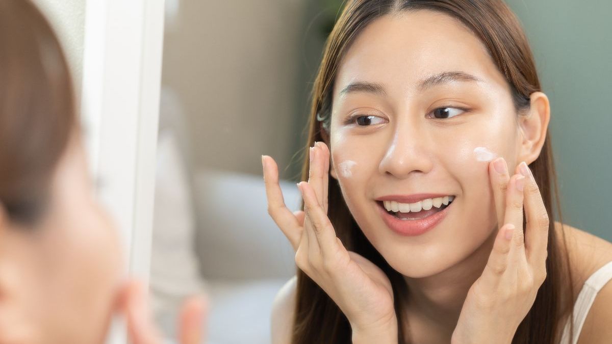 15 Rekomendasi Moisturizer untuk Kulit Kering yang Bisa Bikin Kulit Lebih Lembab dan Glowing