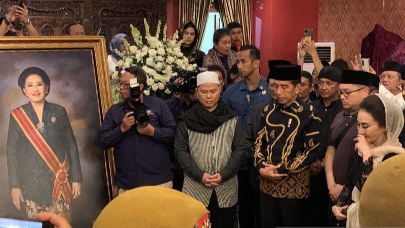 Momen Presiden Jokowi Ikut Salatkan Jenazah Mooryati Soedibyo