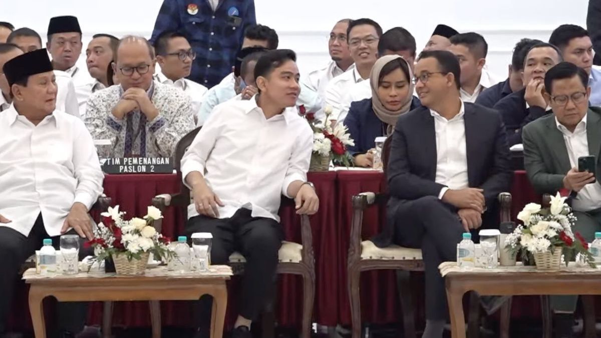 VIDEO: Terekam Momen Akrab Gibran dan Anies Tertawa Bersama di KPU