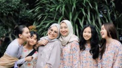 Akrab dengan Adik Ipar, 8 Foto Momen Halal Bihalal Ayu Ting Ting Bersama Calon Mertua