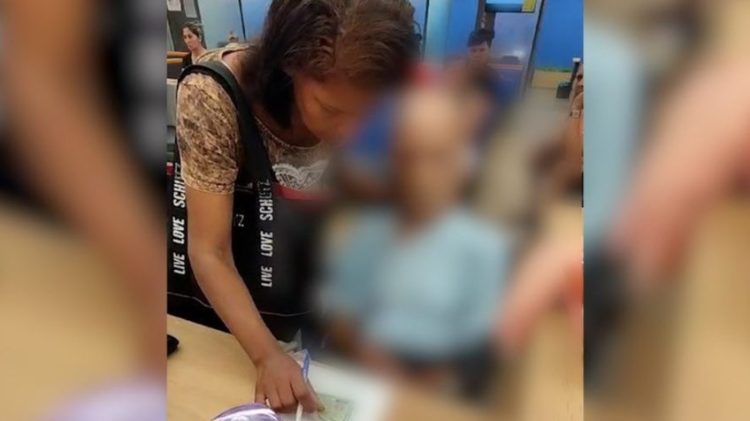 Wanita Ini Membawa Orang yang Sudah Meninggal ke Bank untuk Pinjam Uang