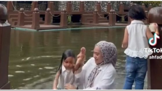 Momen Ibu Tetap Tenang dan Sigap saat Anaknya Tak Sengaja Jatuh ke Kolam Ikan Ini Viral, Tuai Pujian