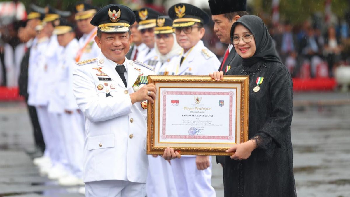 Diserahkan Mendagri, Jokowi Beri Penghargaan ke Bupati Banyuwangi