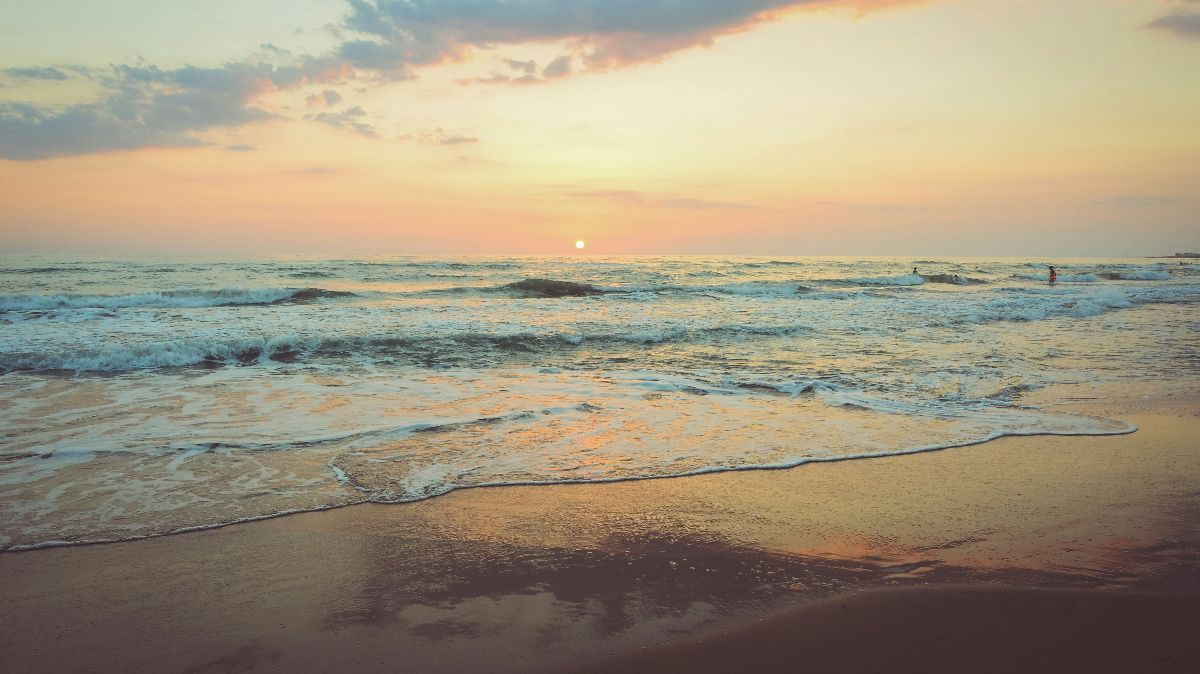 Pose Romantis Kombes Bhirawa Adik Eks Panglima TNI Bareng Istri di Pantai Aceh