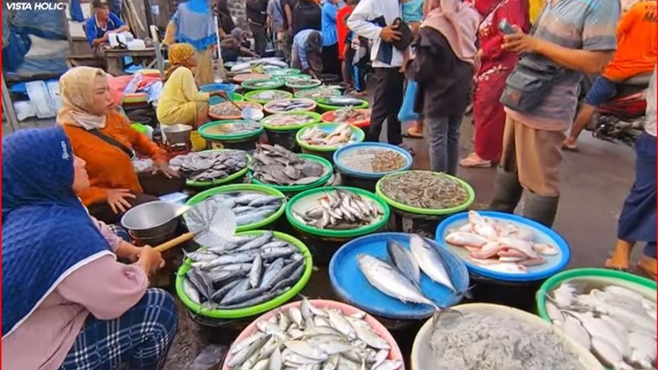 Melihat Suasana Pasar Ikan Terbesar di Kabupaten Kendal, Beragam Jenis Ikan Laut Segar Tersedia Langsung dari Nelayan