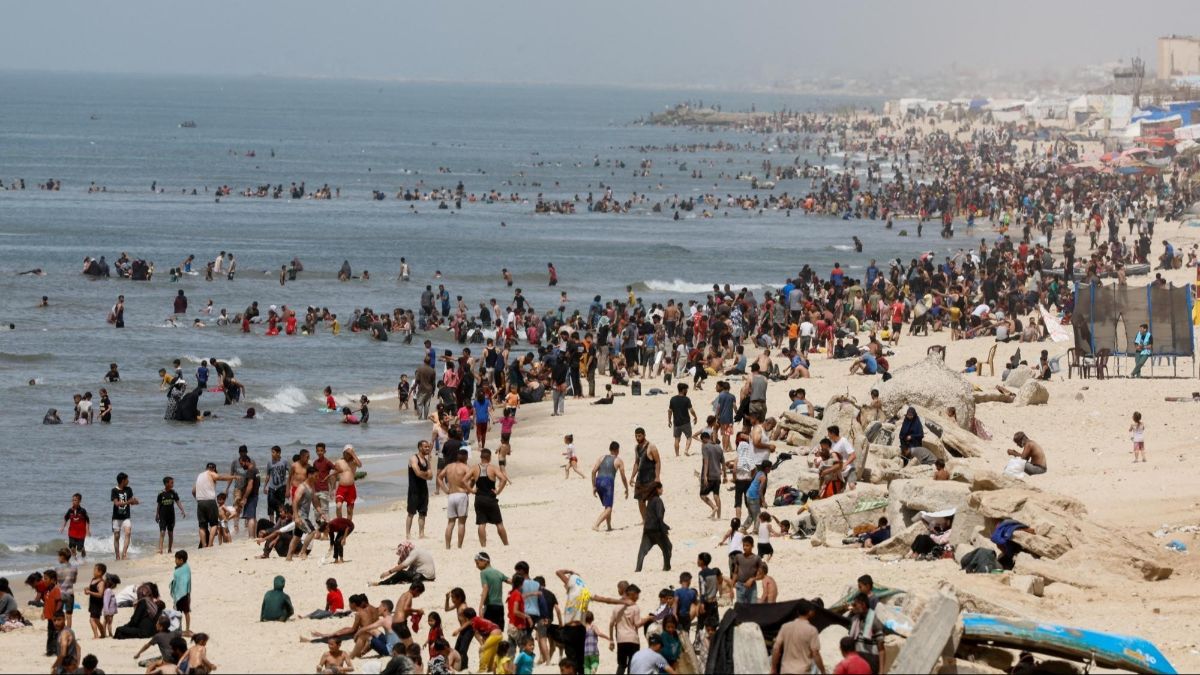 FOTO: Jernihkan Pikiran dari Trauma Perang, Warga Palestina Bondong-Bondong Padati Pantai Gaza saat Musim Panas