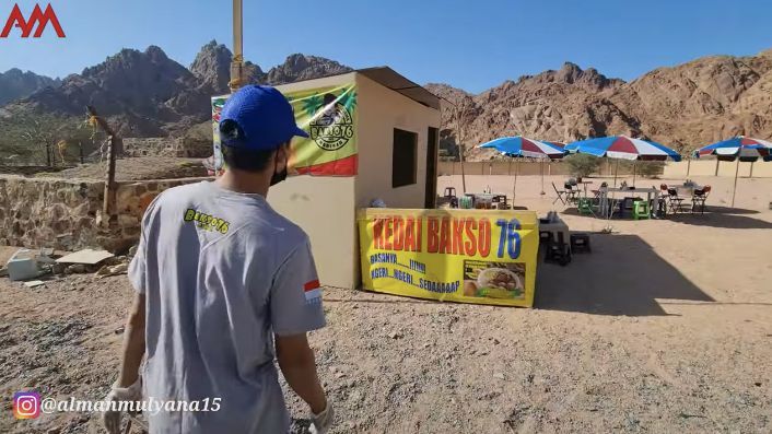 Penampakan Warung Bakso Pertama di Lembah Gunung Batu Madinah, Pemiliknya Orang Bekasi