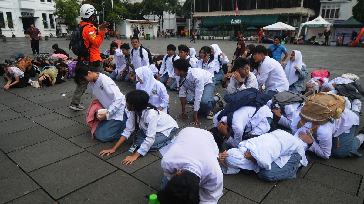 FOTO: Simulasi Gempa Bumi Ramaikan Peringatan Hari Kesiapsiagaan Bencana 2024 di Kota Tua Jakarta