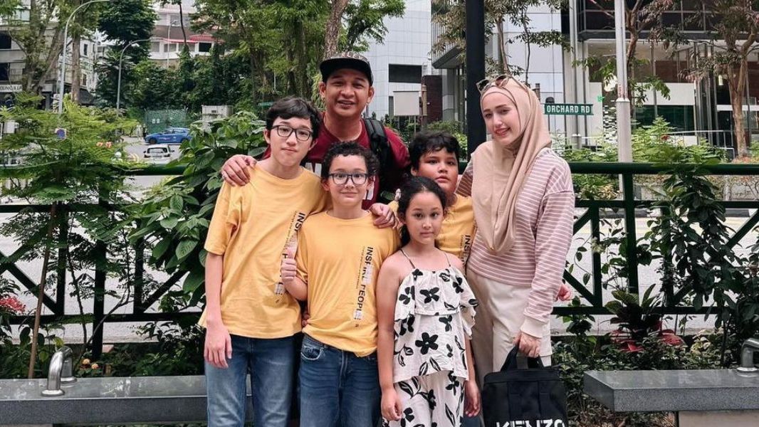 Foto Keluarga Pasha Ungu dan Adelia, Habiskan Waktu Bareng 4 Anak Tumbuh Dewasa