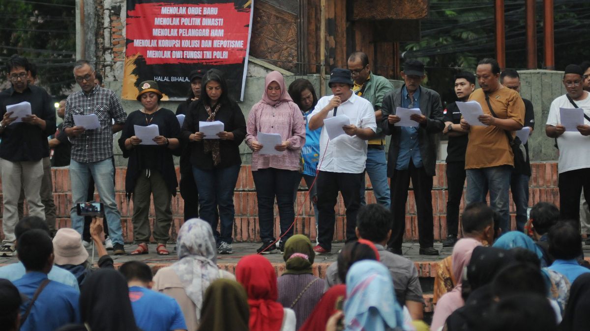 FOTO: Aktivis 98 Gelar Mimbar Rakyat di UNJ, Terbitkan Maklumat Tolak Kembalinya Orba dan Politik Dinasti