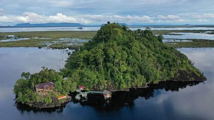 Mengunjungi Habitat Ikan Air Tawar Terlengkap di Dunia, Danau dengan Air Berwarna Hitam Kemerahan