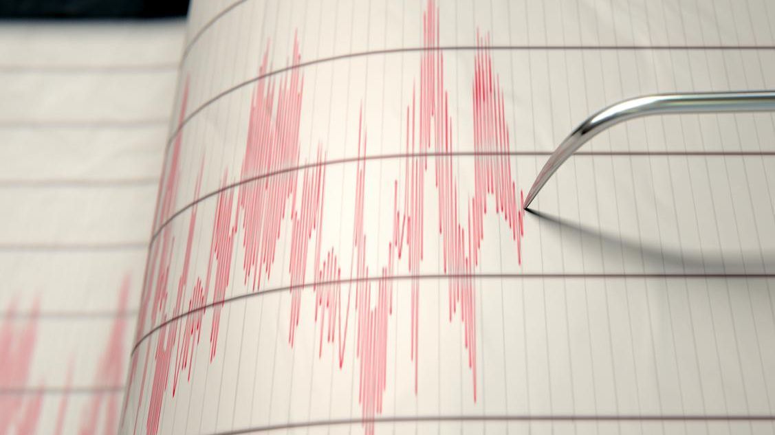 Khawatir Terjadi Gempa Susulan, Warga Garut Pilih Berjaga di Luar Rumah