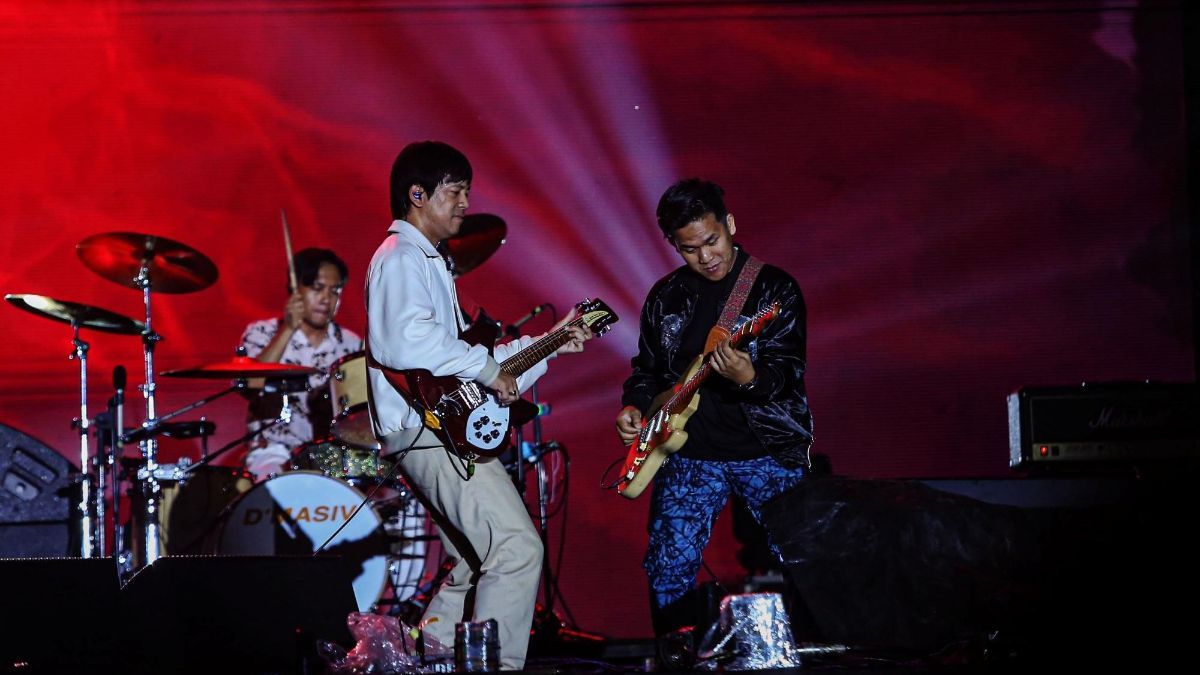 FOTO: Aksi Band D'masiv Membius Penonton di Titik Kumpul Festival 2024