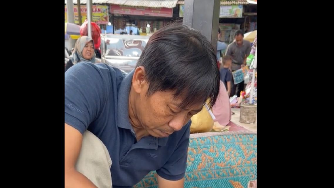 Viral Pria Mirip Shin Tae-yong Nongkrong di Warung, Sosoknya Bikin Heboh Warganet