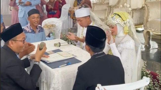 Viral Momen Pengantin Pria Ucap Ijab Kabul Bak Komentator Bola, Curi Perhatian