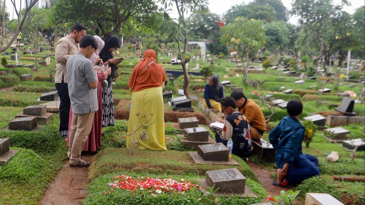 Doa Ziarah Kubur Singkat dan Tata Urutannya Sesuai Anjuran, Lengkap dengan Artinya