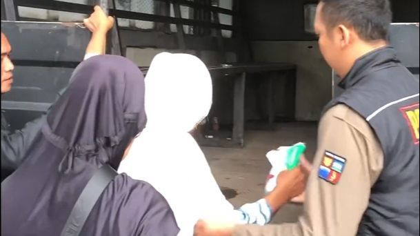 Perjalanan Pengemis yang Kerap Marah-Marah Terhenti di Bogor, Diciduk Satpol PP dan Dikirim ke RS Jiwa