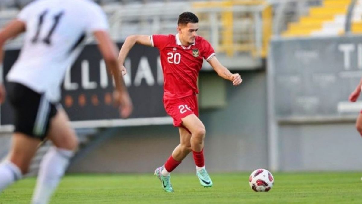 FOTO: Gaya Justin Hubner Hentikan Striker Lawan, Benteng Kokoh Pertahanan Timnas Indonesia U-23