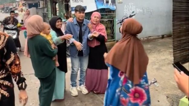 Viral Momen Jirayut Pertama Kali Kondangan di Indonesia, Disambut Heboh Warga