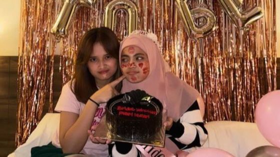 Setia Kawan, 8 Foto Nia Rose Temani Putri Isnari dari Pesta Lajang Hingga Resepsi!