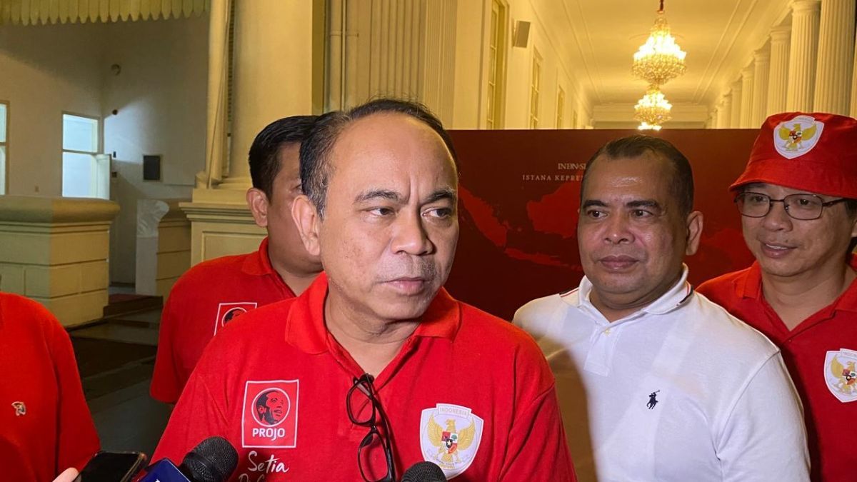 Jokowi Nobar Timnas Bareng Relawan dan Menteri di Istana