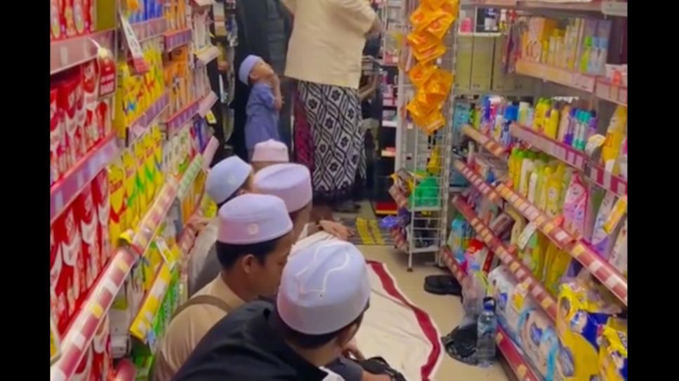 Viral Penampakan Salat Tarawih di Minimarket, Ternyata Ini Alasannya