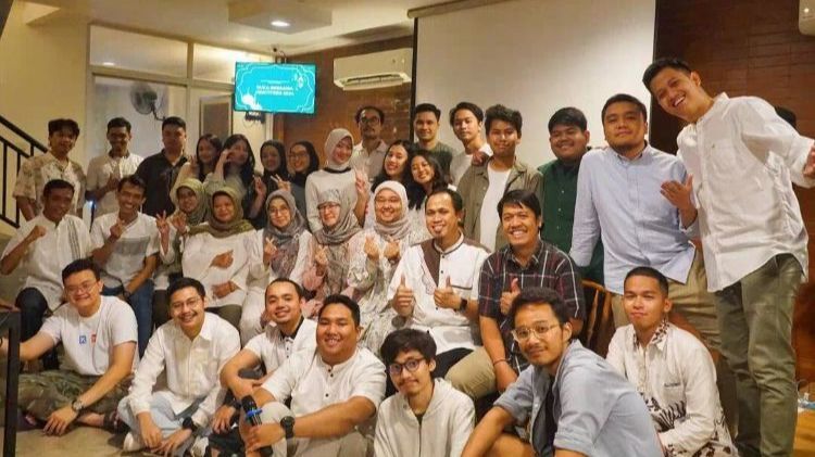 Undang Guru SD saat Bukber, Aksi Sekelompak Anak Muda Ini Curi Perhatian