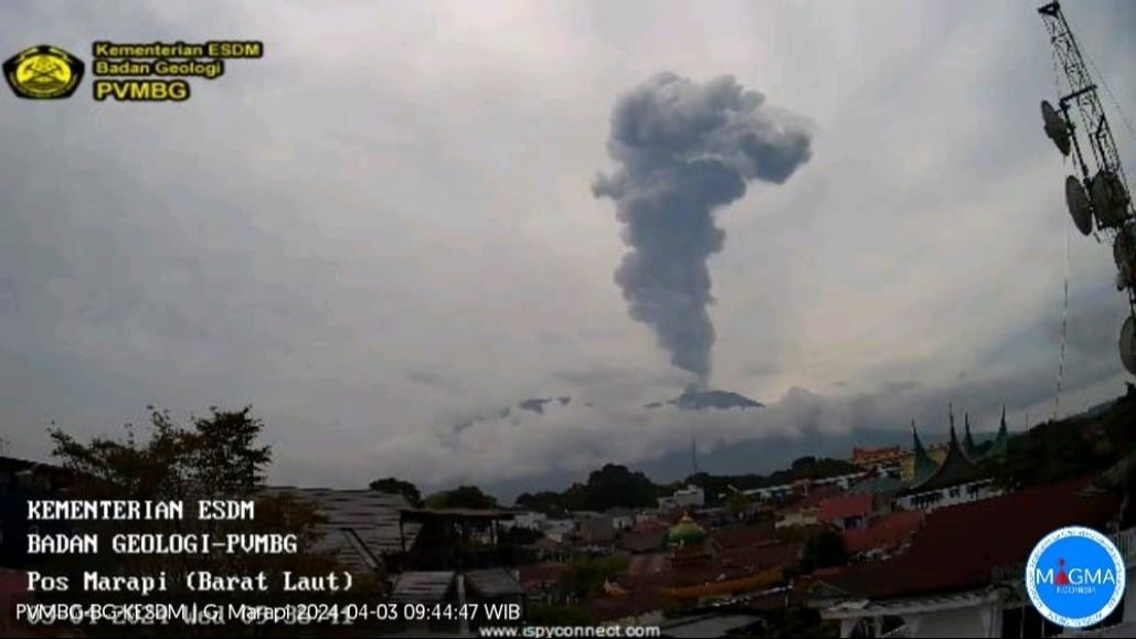 Gunung Marapi Erupsi, Muntahkan Abu Vulkanik Setinggi 1.500 Meter di Atas Puncak