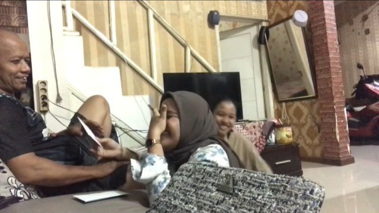 Momen Wanita Pertama Kali Berikan THR untuk Orang Tuanya Ini Viral, Bikin Haru