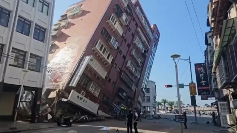 VIDEO Detik-Detik Gedung Ambruk Setelah Gempa 7,4 SR Guncang Taiwan