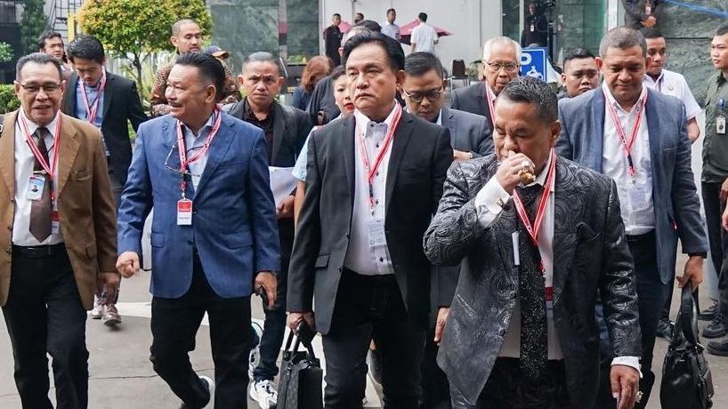 VIDEO: Gaya Necis Hotman Hingga Yusril Tim Hukum Prabowo, Sepatu Siapa Paling Keren?