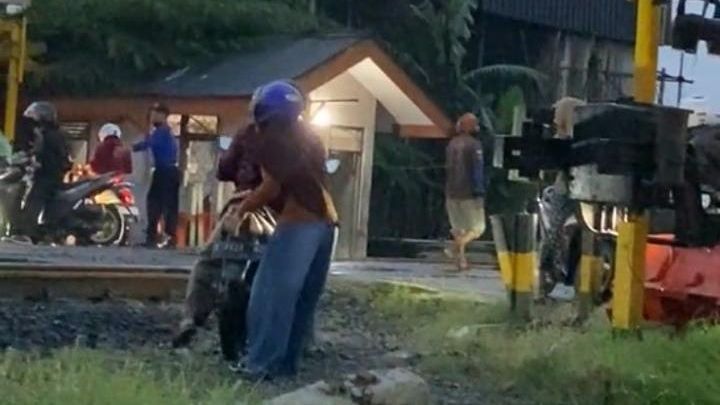 Momen Menegangkan Belasan Motor Terjebak di Tengah Rel Kereta di Karawang, Begini Kronologinya