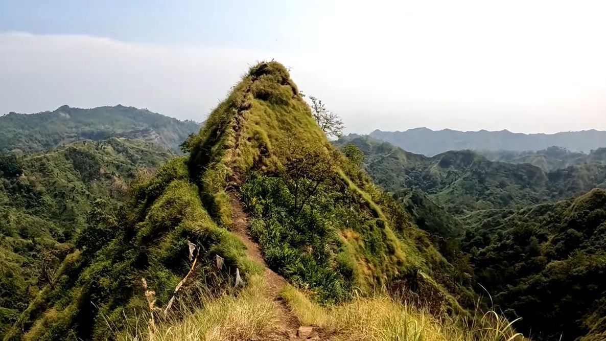 Pesona Gunung Tumpeng, Spot Terbaik Menyaksikan Matahari Terbit dan Terbenam yang Ekostis di Sukabumi